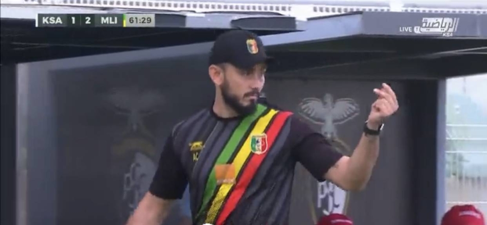 شاهد.. مدرب منتخب مالي يتهكم على حكم مواجهة السعودية بـ «إشارة الرشوة» 