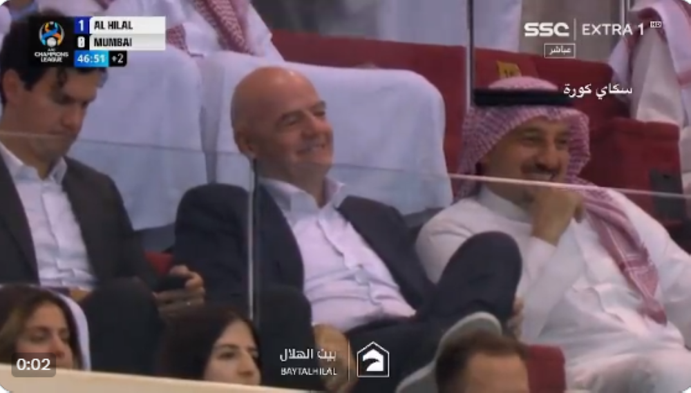 شاهد..ردة فعل المسحل ورئيس الفيفا بعد إشتباك البليهي مع لاعب مومباي الهندي