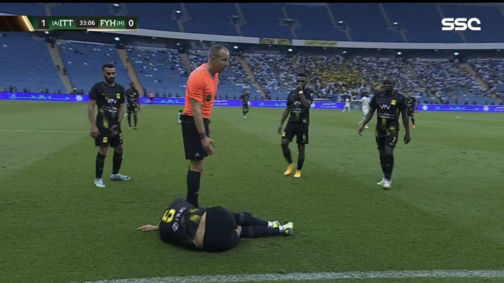 شاهد.. لحظة إصابة لويز فيليبي مدافع الاتحاد أمام الفيحاء