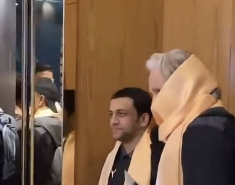 شاهد.. تصرف غريب من خيسوس بعد وصول بعثة الهلال إلى مقر إقامتها في الهند!