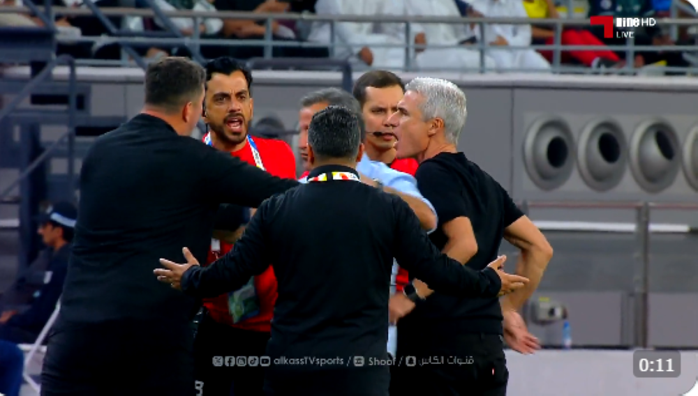 شاهد.. مشادة بين مدرب الدحيل والجهاز الفني للنصر بعد هدف كوتينيو.. والحكم يتدخل!
