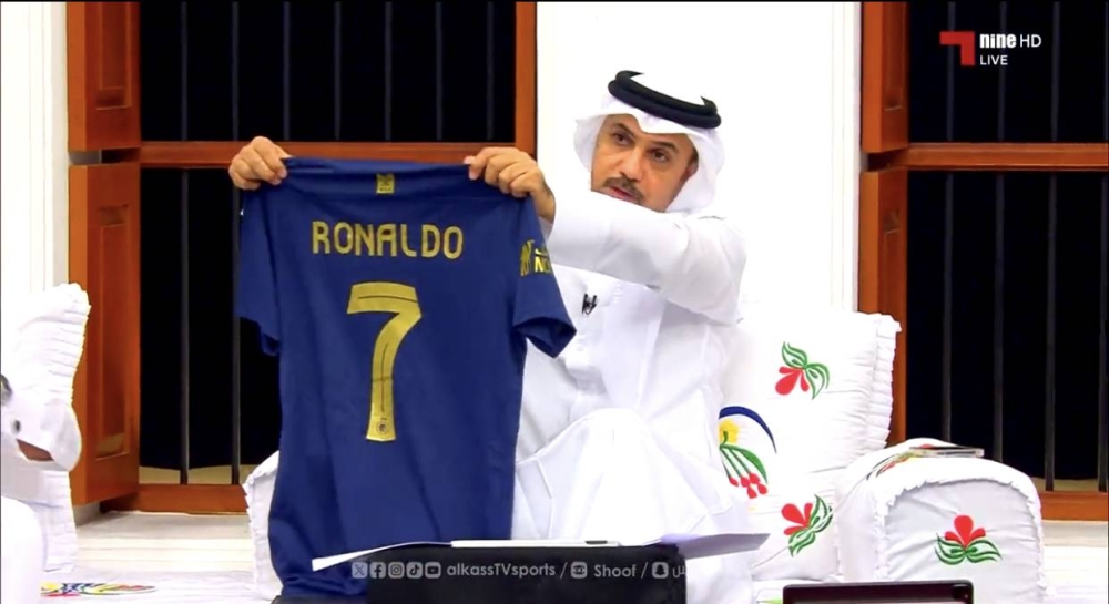 شاهد.. كريستيانو رونالدو يهدي قميصه لـ خالد جاسم مذيع برنامج المجلس