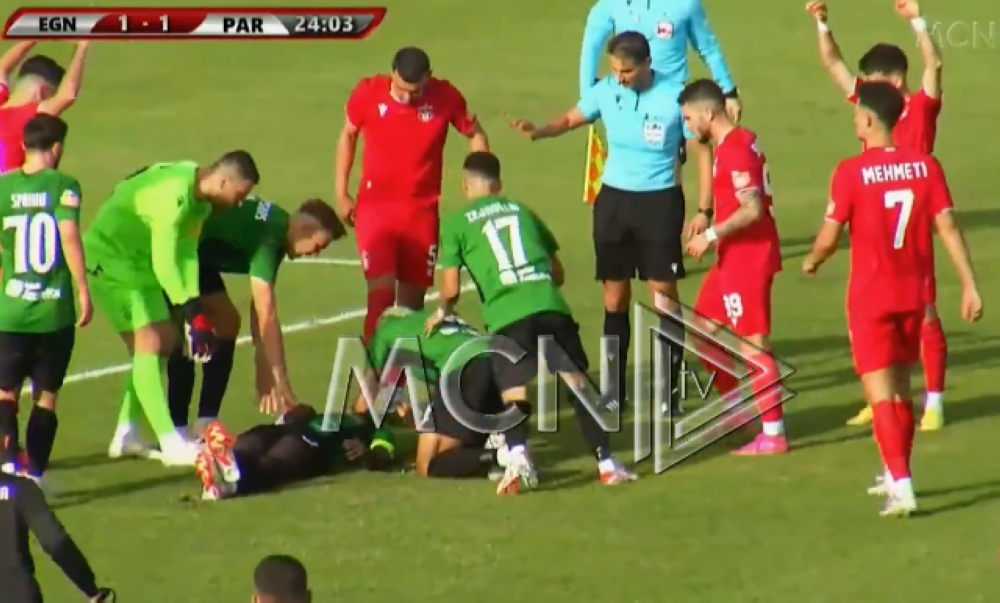 في واقعة مفجعة.. شاهد: لحظة وفاة لاعب منتخب غانا على أرض الملعب