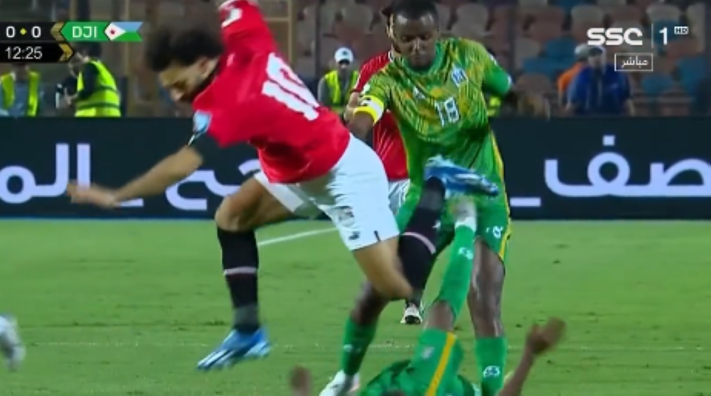 شاهد.."محمد صلاح" ينجو من التعرض لإصابة خطيرة في لقاء مصر وجيبوتي