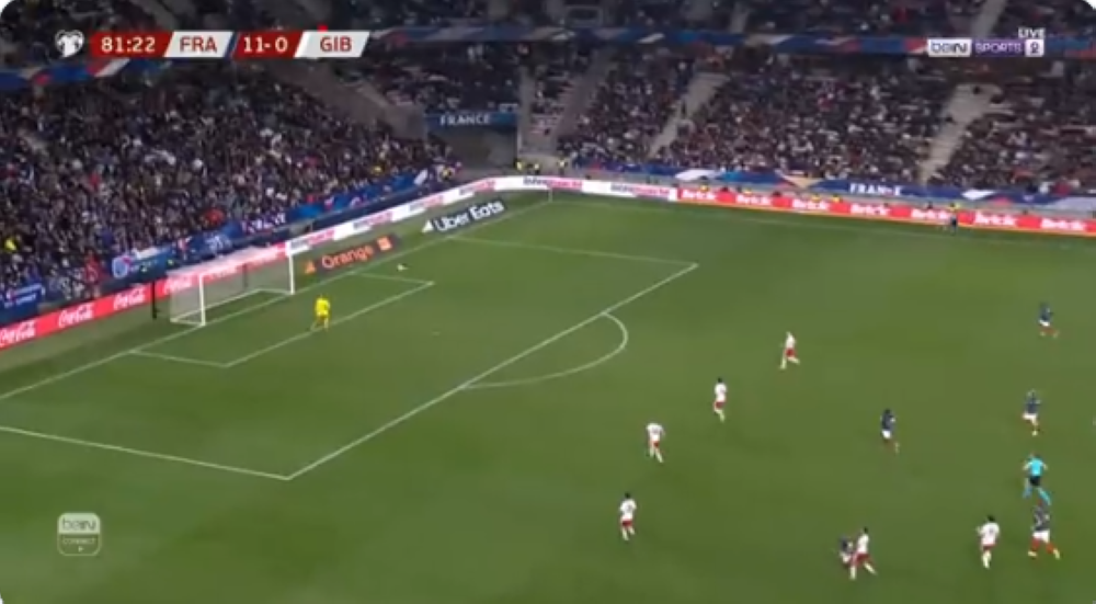 شاهد.. "مبابي" يسجل هدفا عالميا من منتصف الملعب!