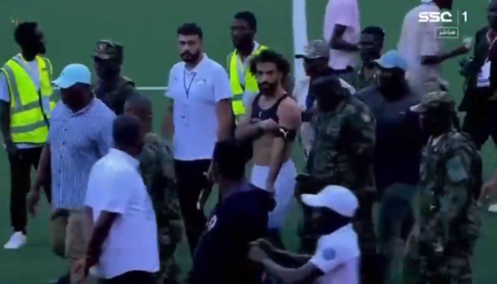 شاهد.. خروج "محمد صلاح" من مباراة "مصر وسيراليون" تحت حراسة مشددة بعد اقتحام الجماهير للملعب!