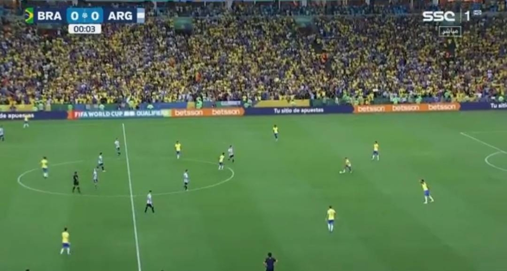 شاهد.. انطلاق مباراة البرازيل والأرجنتين بعد عودة ميسي ورفاقه إلى الملعب
