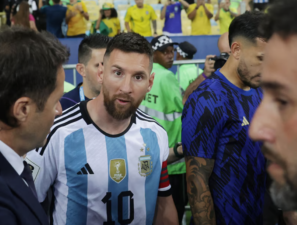 "ميسي" يكشف أسباب انسحاب لاعبي الأرجنتين قبل مواجهة البرازيل!