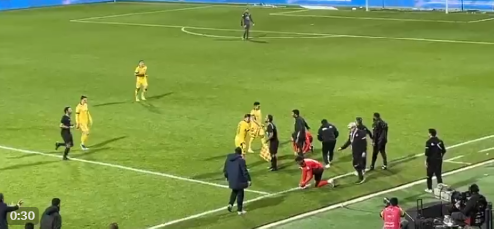 شاهد.. لحظة تشابك لاعبي التعاون مع لاعب الرياض "محمد الشويرخ"!