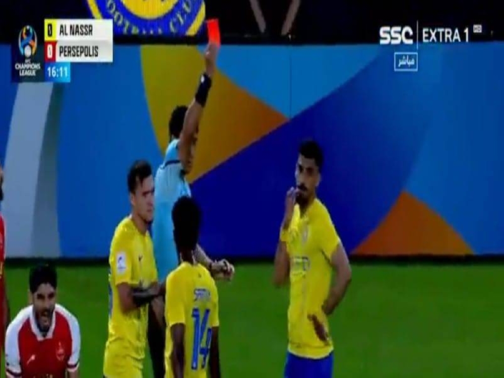 خبير تحكيمي يحسم الجدل بشأن طرد لاعب النصر "علي لاجامي" أمام بيرسبوليس الإيراني
