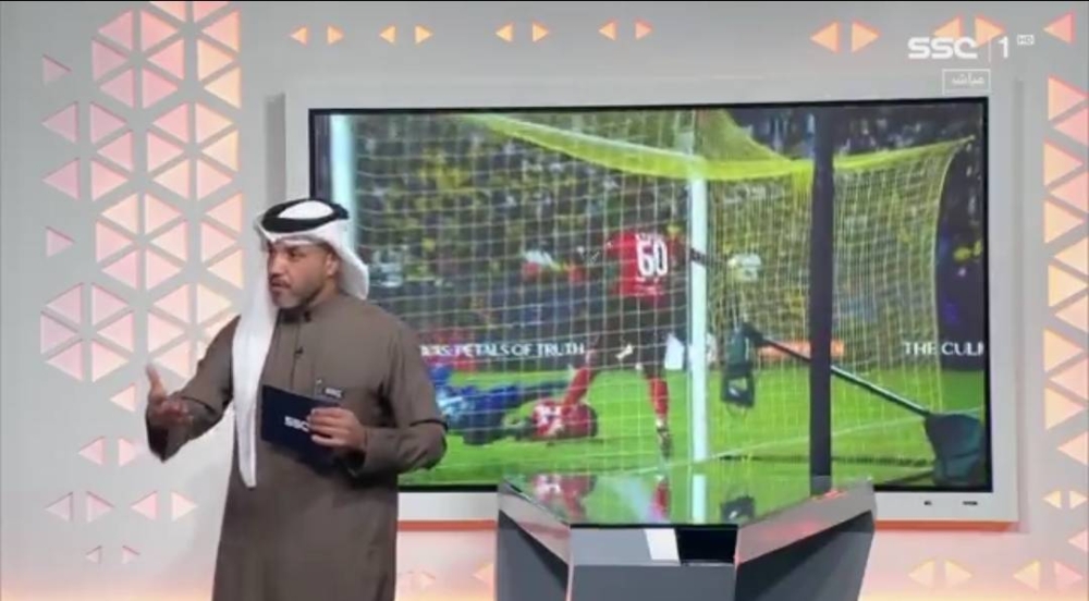 بالفيديو.. خبير تحكيمي يكشف تفاصيل خطأ ارتكبه حكم مباراة النصر والرياض