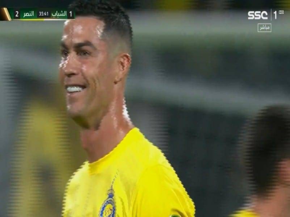 شاهد.. رد فعل كريستيانو رونالدو بعد ترديد جماهير الشباب اسم ميسي!