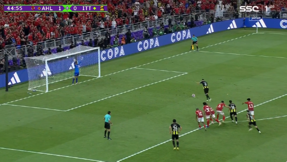 شاهد.. بنزيما يهدر ركلة جزاء للاتحاد أمام الأهلي المصري