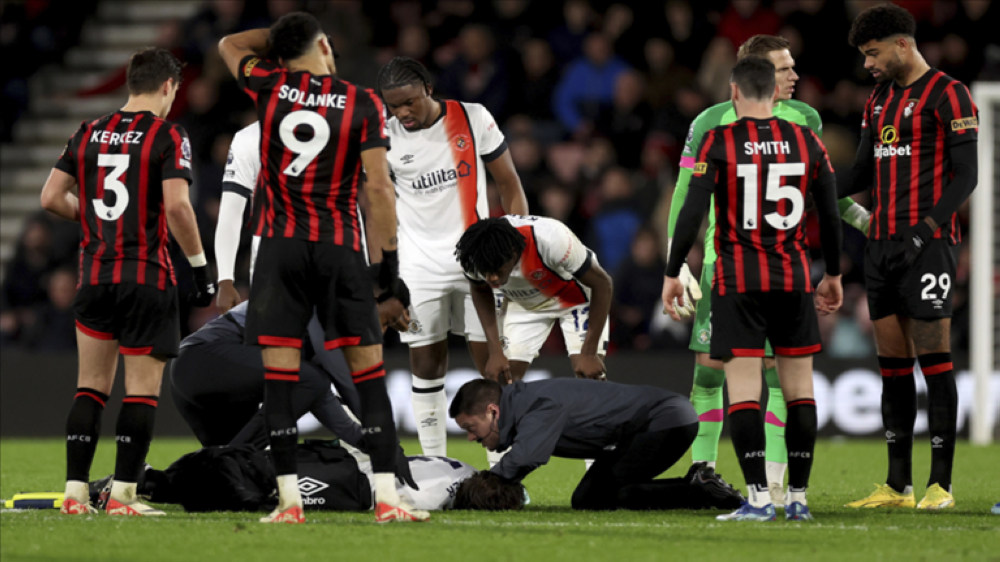 شاهد.. سكتة قلبية تسقط لاعباً على الأرض أمام الجماهير في الدوري الانجليزي