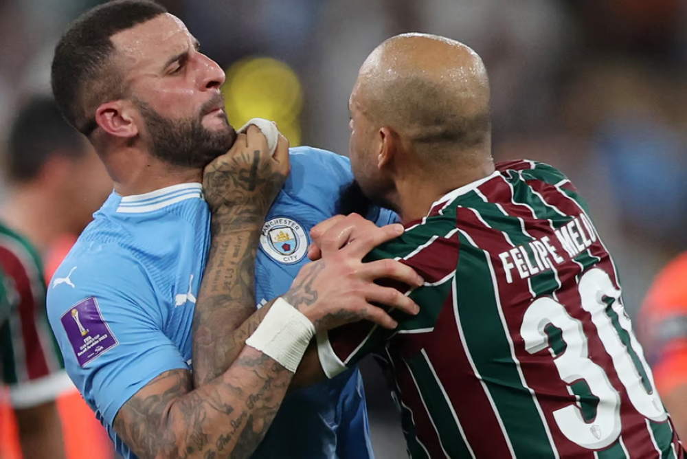 شاهد..اشتباك بالأيدي بين "ووكر"لاعب مانشستر سيتي وقائد فلومينينسي البرازيلي بعد نهاية المباراة!
