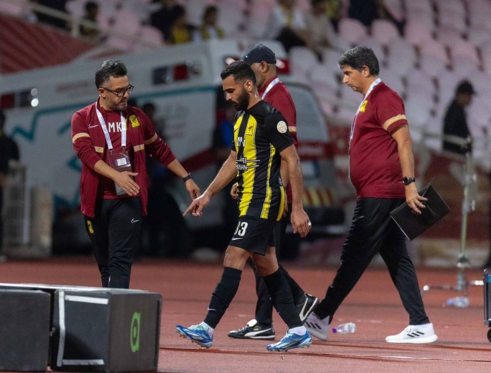 «عمر المهنا» يحسم الجدل بشأن صحة قرار الحكم بطرد لاعب الاتحاد "العليان" أمام الرائد