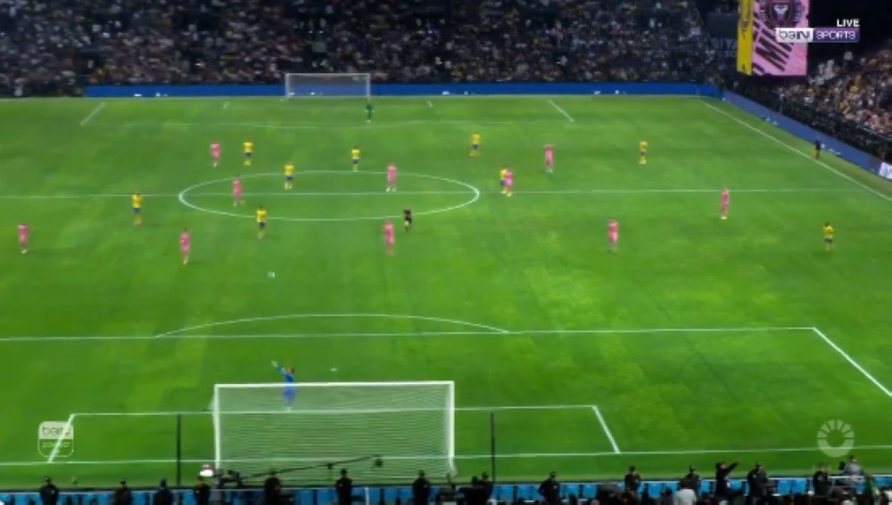 شاهد..  لاعب النصر "لابورت" يسجل هدف عالمي من قبل منتصف الملعب في شباك إنتر ميامي