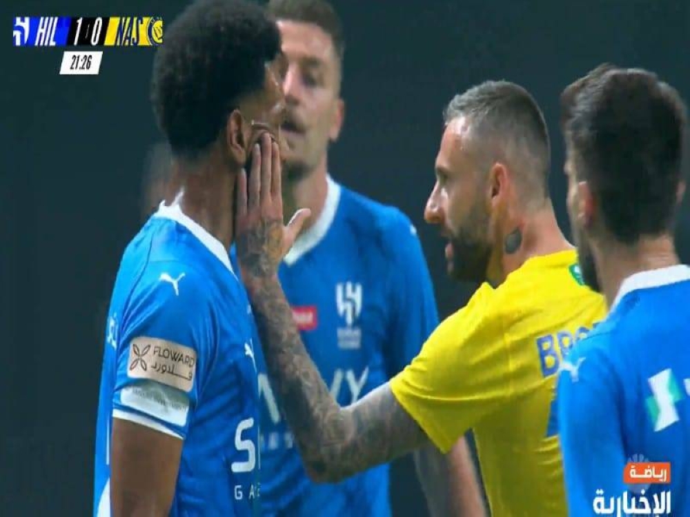 شاهد.. احتكاك بين بروزوفيتش والبليهي في مباراة الهلال والنصر 