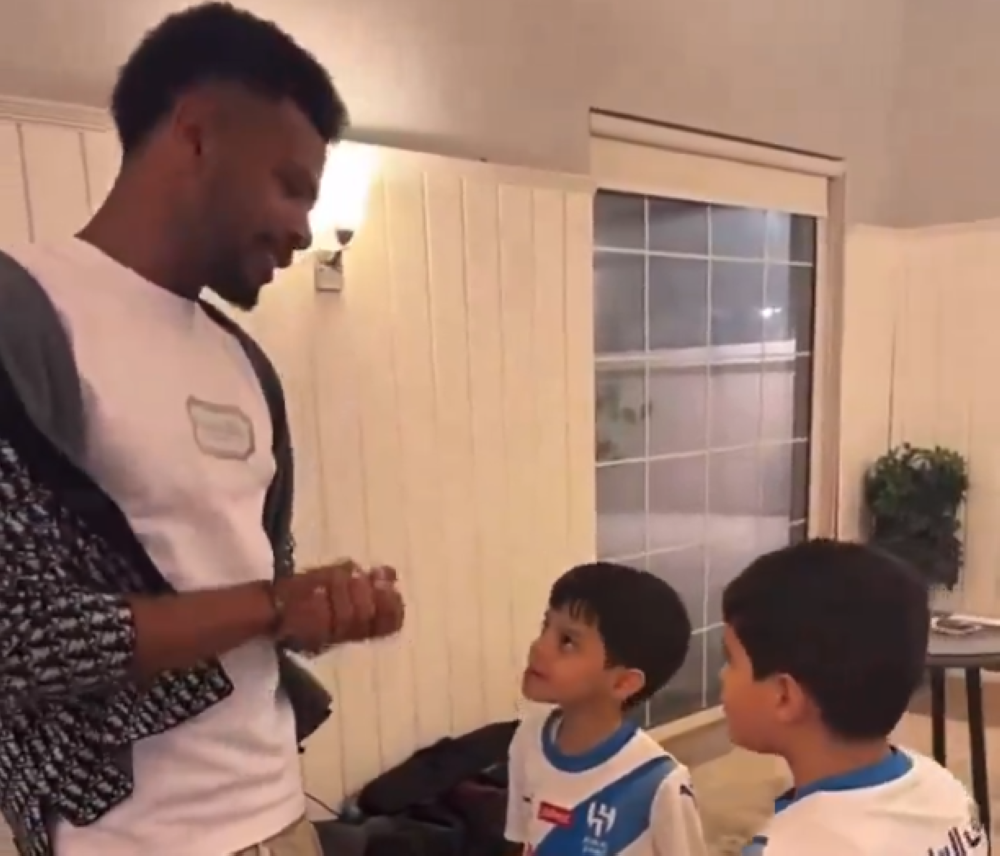 شاهد.. ماذا فعل لاعب الهلال "علي البليهي" مع طفلين بعد رفضه التصوير معهم في المطار؟