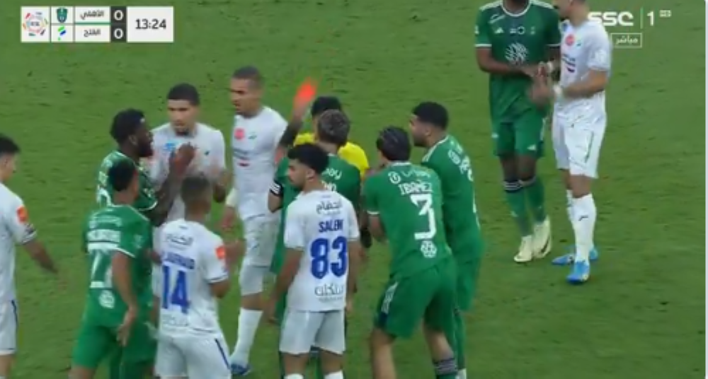 شاهد..لحظة طرد لاعب الأهلي "إبيانيز" أمام الفتح!