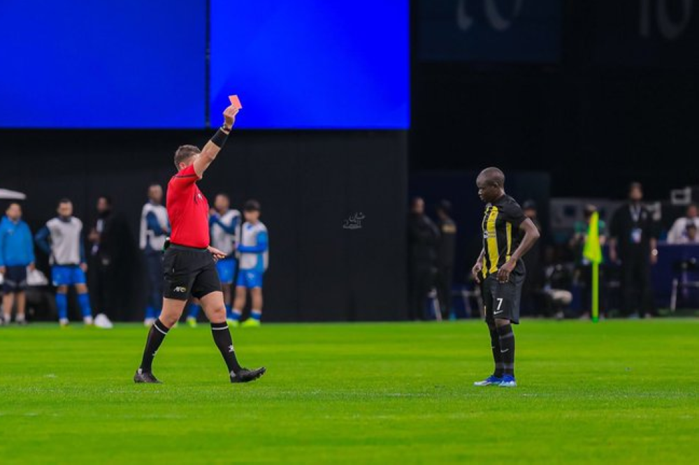 شاهد.. لحظة طرد لاعب الاتحاد "كانتي" أمام الهلال