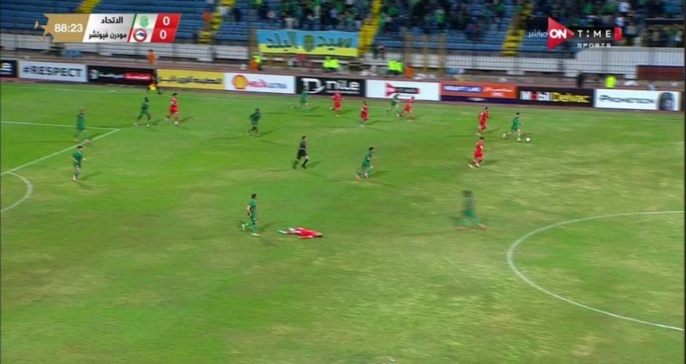 شاهد.. لحظة إصابة لاعب بأزمة قلبية خلال مباراة بالدوري المصري
