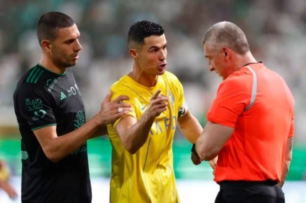 الحكم البرازيلي أندرسون دارونكو يعلق على لقطة اعتراض كريستيانو رونالدو في مباراة النصر والأهلي!