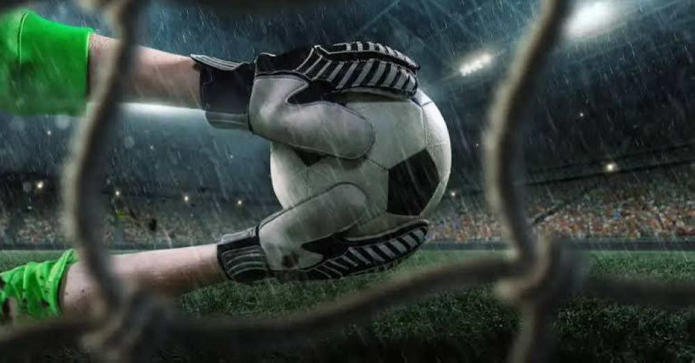 الهلال يخطف حارس الأهلي