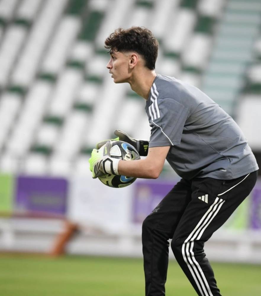 الهلال يخطف حارس الأهلي