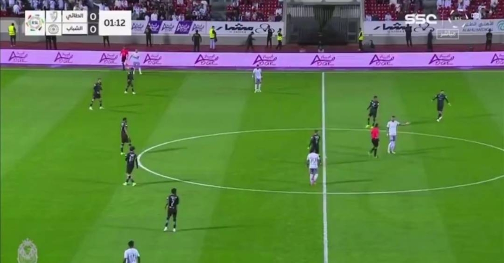 شاهد.. حكم مباراة الشباب والطائي يوقف المباراة لسبب غريب