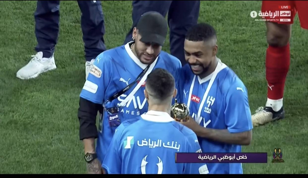 شاهد.. فرحة نيمار مع لاعبي الهلال بعد الفوز بالسوبر
