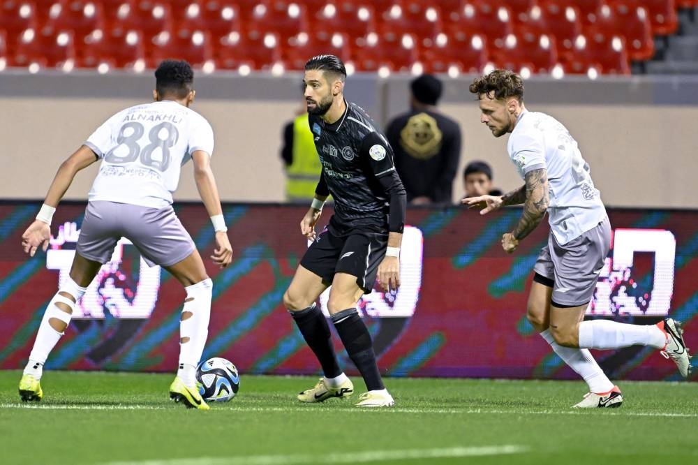 بالأسماء.. اتحاد القدم يوقف حكمين بسبب شكوى الشباب