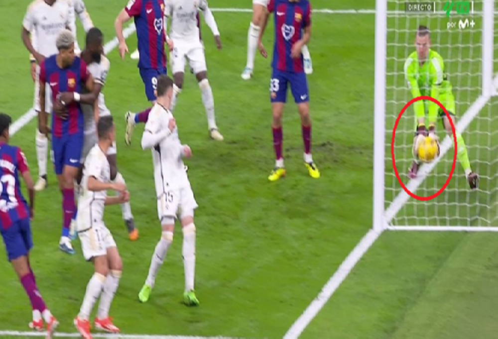 شاهد..لقطة مثيرة للجدل في لقاء ريال مدريد وبرشلونة!