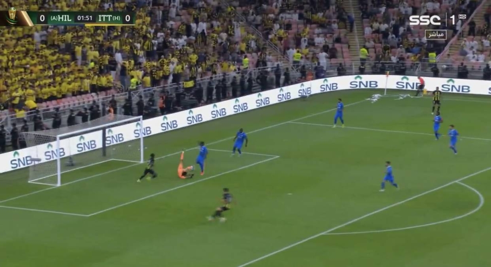 شاهد.. الاتحاد يهدد مرمى بونو وسط ارتباك دفاعي للهلال