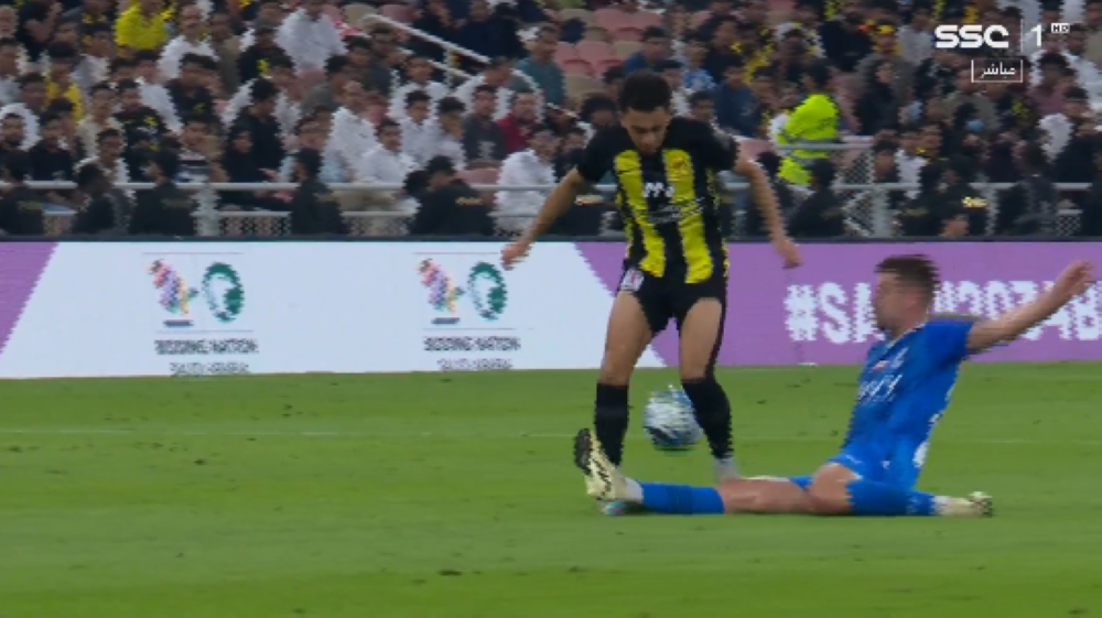 خبير تحكيمي يعلق على لقطة طرد لاعب الهلال "سافيتش"