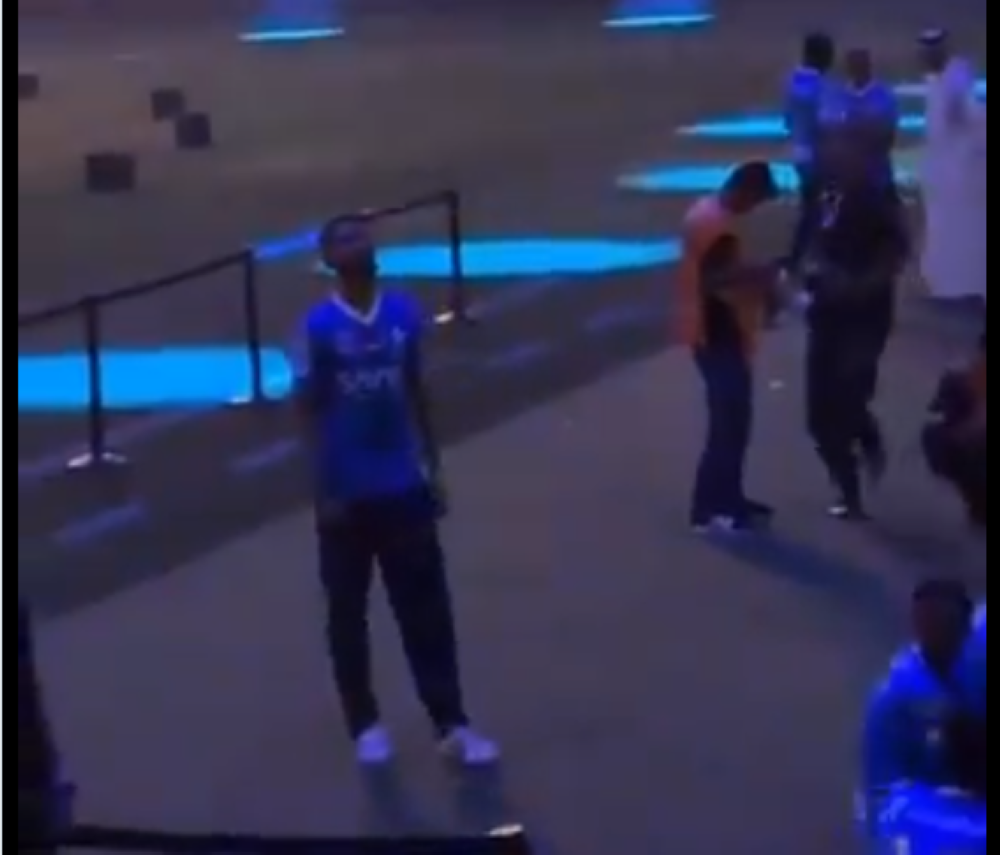 مشجع هلالي لـ "سلمان الفرج ": لا تعتزل لا تخرب الفرح.. شاهد رد الأخير!