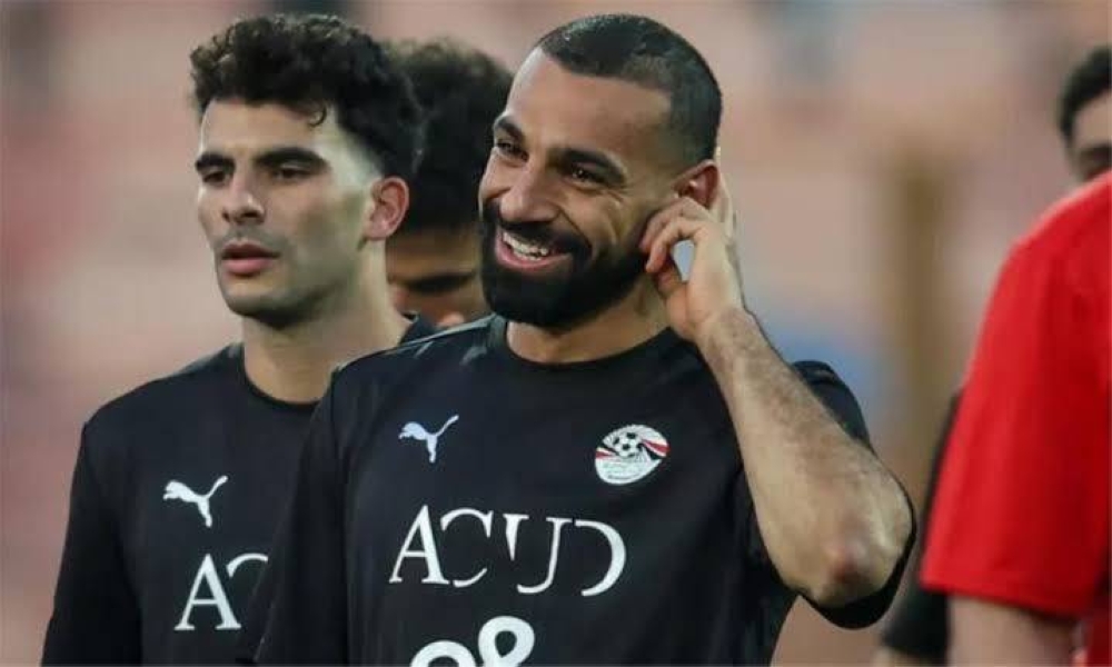 شاهد.. محمد صلاح يستعرض عضلاته على الشاطئ
