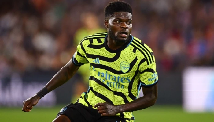 صراع بين الهلال والأهلي للتعاقد مع توماس بارتي لاعب أرسنال الإنجليزي