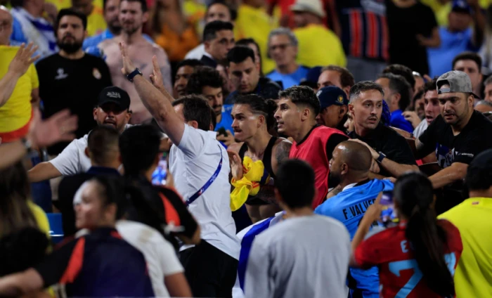 شاهد.. مشاجرة بين لاعبي أوروغواي وجماهير كولومبيا في بطولة كوبا أمريكا