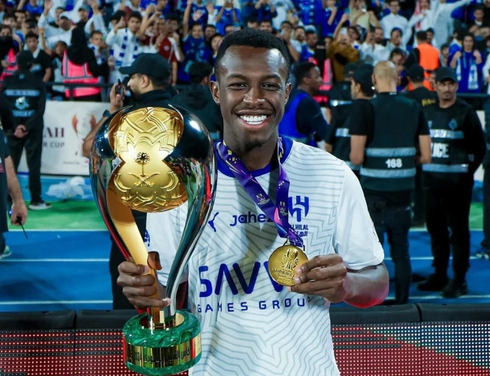 شاهد.. تصرف غريب من سعود عبد الحميد بعد فوز الهلال بالسوبر