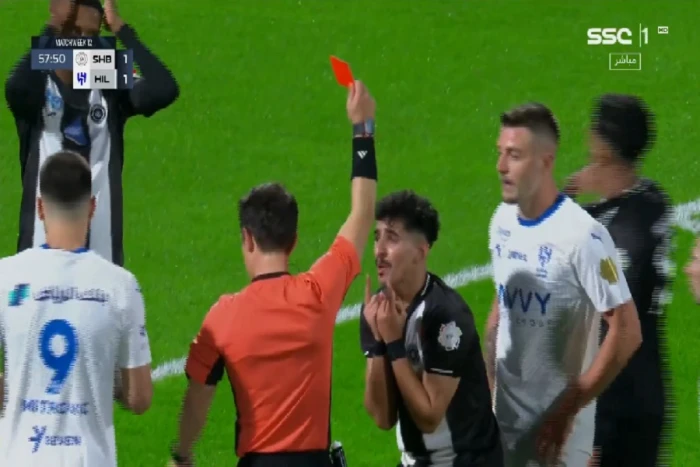 شاهد.. لحظة طرد نادر الشراري مدافع الشباب أمام الهلال