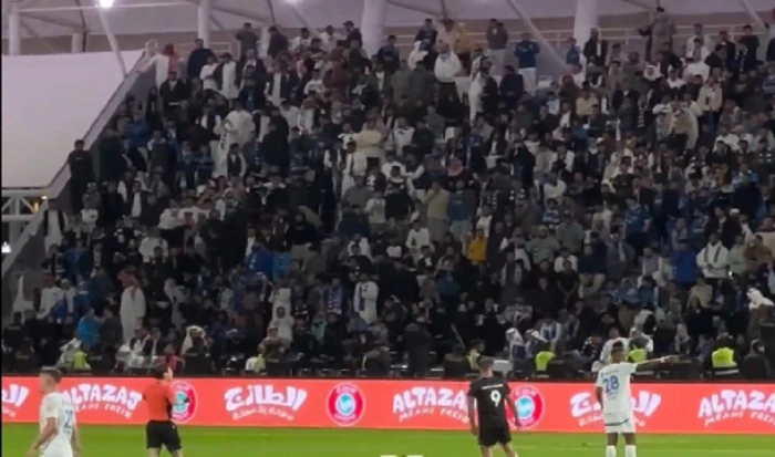 بالفيديو.. جماهير الهلال تسخر من حمد الله بهتاف نصراوي