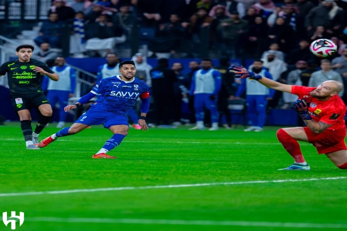 خبير تحكيمي يحسم الجدل بشأن صحة ركلة الجزاء المحتسبة للهلال أمام العروبة