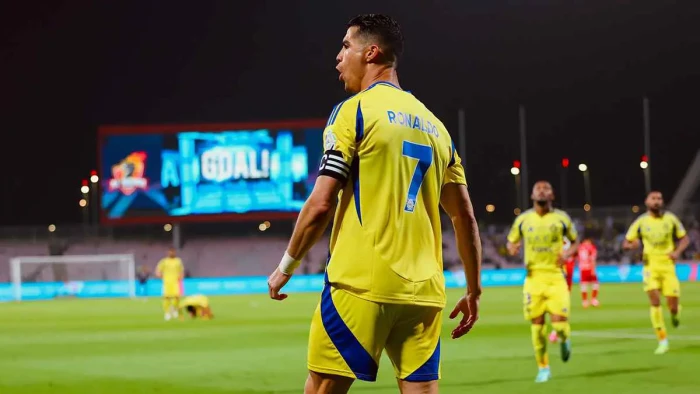كريستيانو رونالدو يفاجئ لاعبي النصر قبل مواجهة الاستقلال الإيراني «صورة»