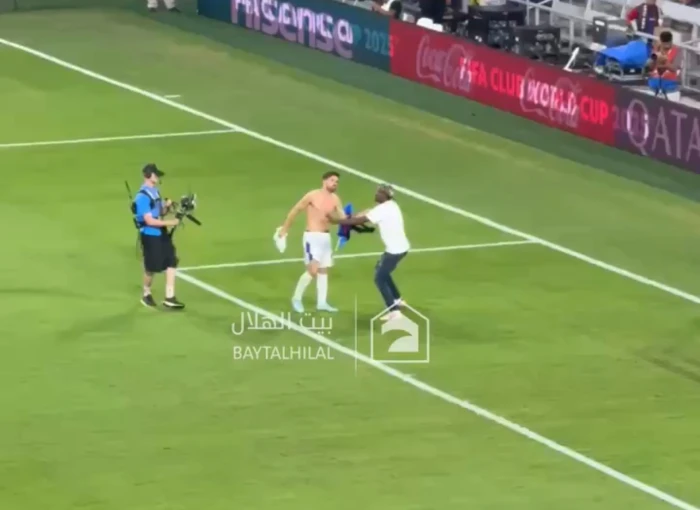 بالفيديو.. مشجع يقتحم الملعب طلبًا لقميص نيفيز وردة فعل غير متوقعة من اللاعب بالفيديو.. مشجع يقتحم الملعب طلبًا لقميص نيفيز وردة فعل غير متوقعة من اللاعب