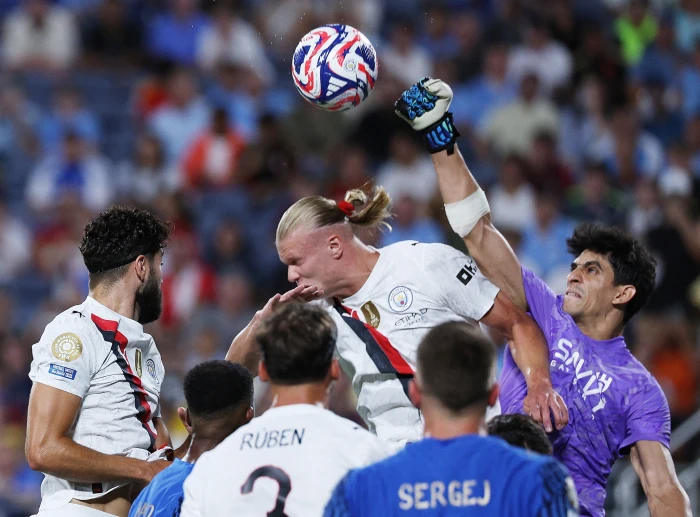 بالفيديو.. هالاند يطالب بونو حارس الهلال بالانضمام إلى مانشستر سيتي