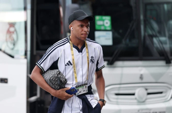 ريال مدريد يفاجئ "مبابي" بتصرف غريب وحافلة الفريق تتركه وحيداً واللاعب يغادر مع الشرطة