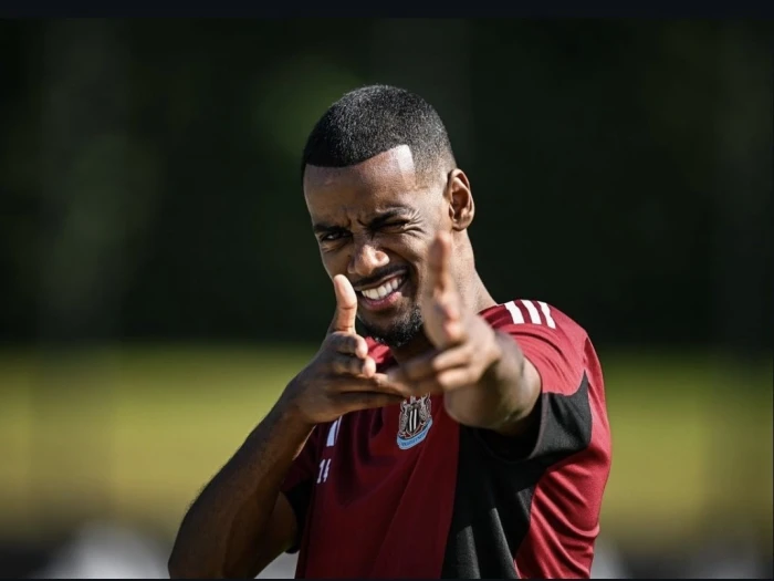 ألكسندر إيزاك مهاجم نيوكاسل يونايتد يرد على عرض الهلال الضخم