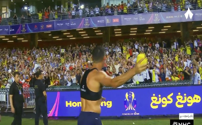 بالفيديو.. رونالدو يهدي قميصه للجماهير في هونج كونج بعد فوز النصر على الاتحاد بالفيديو.. رونالدو يهدي قميصه للجماهير في هونج كونج بعد فوز النصر على الاتحاد