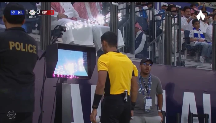 شاهد.. لحظة إلغاء هدف الهلال الأول أمام الرياض